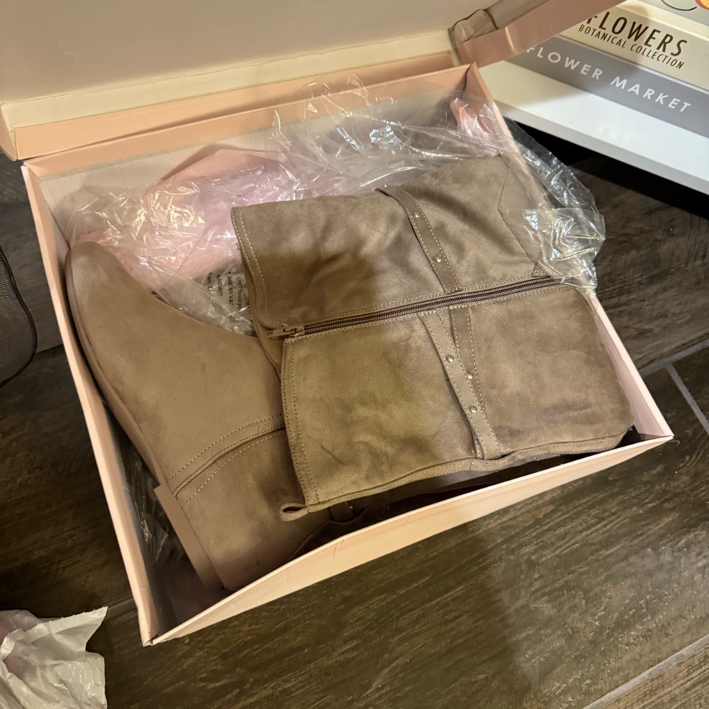 NIB JustFab Shawnee Flat Boots - Picture 2 of 3